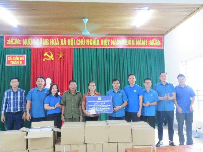 LĐLĐ tỉnh Hà Tĩnh phối hợp Công đoàn các Khu Công nghiệp Bắc Ninh trao 100 triệu đồng hỗ trợ nông thôn mới và hỗ trợ đoàn viên, người lao động khó khăn